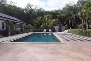 Piscine extérieure, chaises longues