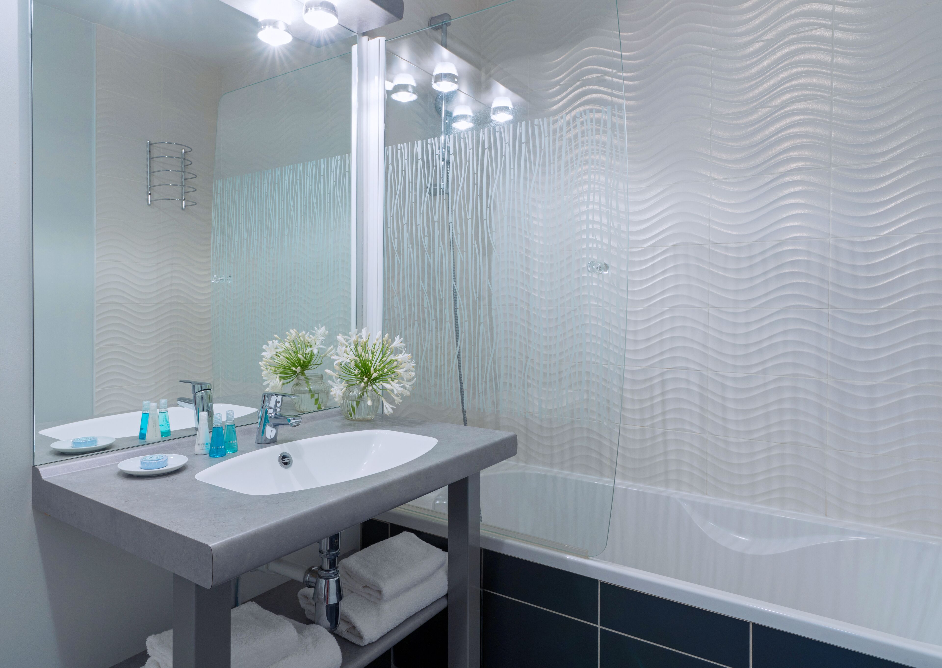 bathtub, free toiletries, bathrobes, towels