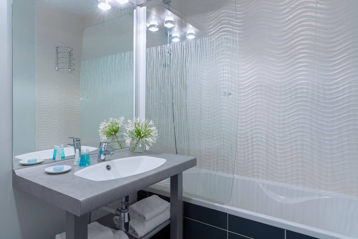 bathtub, free toiletries, bathrobes, towels