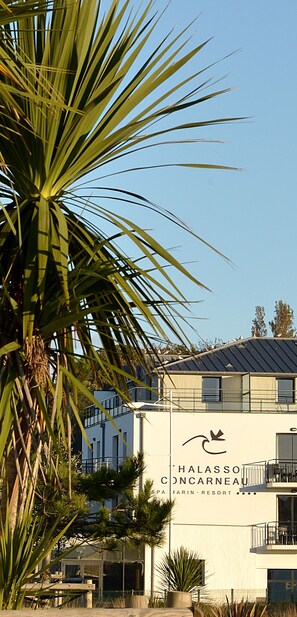 A building with a sign reading "HALASSO CONCARNEAU MARIN-RESORT". - Thalasso Concarneau Spa Marin Resort (Concarneau)