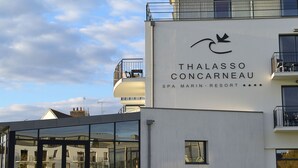 Un edificio moderno con un cartel que dice "THALASSO CONCARNEAU SPA MARIN - RESORT".