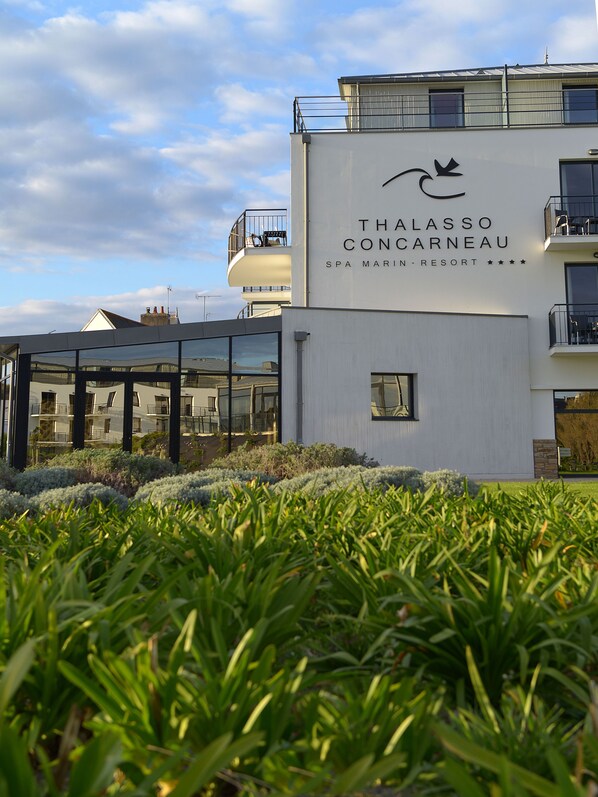 A modern building with a sign reading "THALASSO CONCARNEAU SPA MARIN - RESORT". - Thalasso Concarneau Spa Marin Resort (Concarneau)