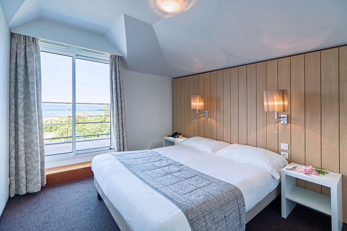 Junior Suite, Sea View (or Side Sea View) | In-room safe, soundproofing, free WiFi, bed sheets