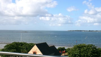 Blick auf die Küste mit einem Steinhaus, auf dem