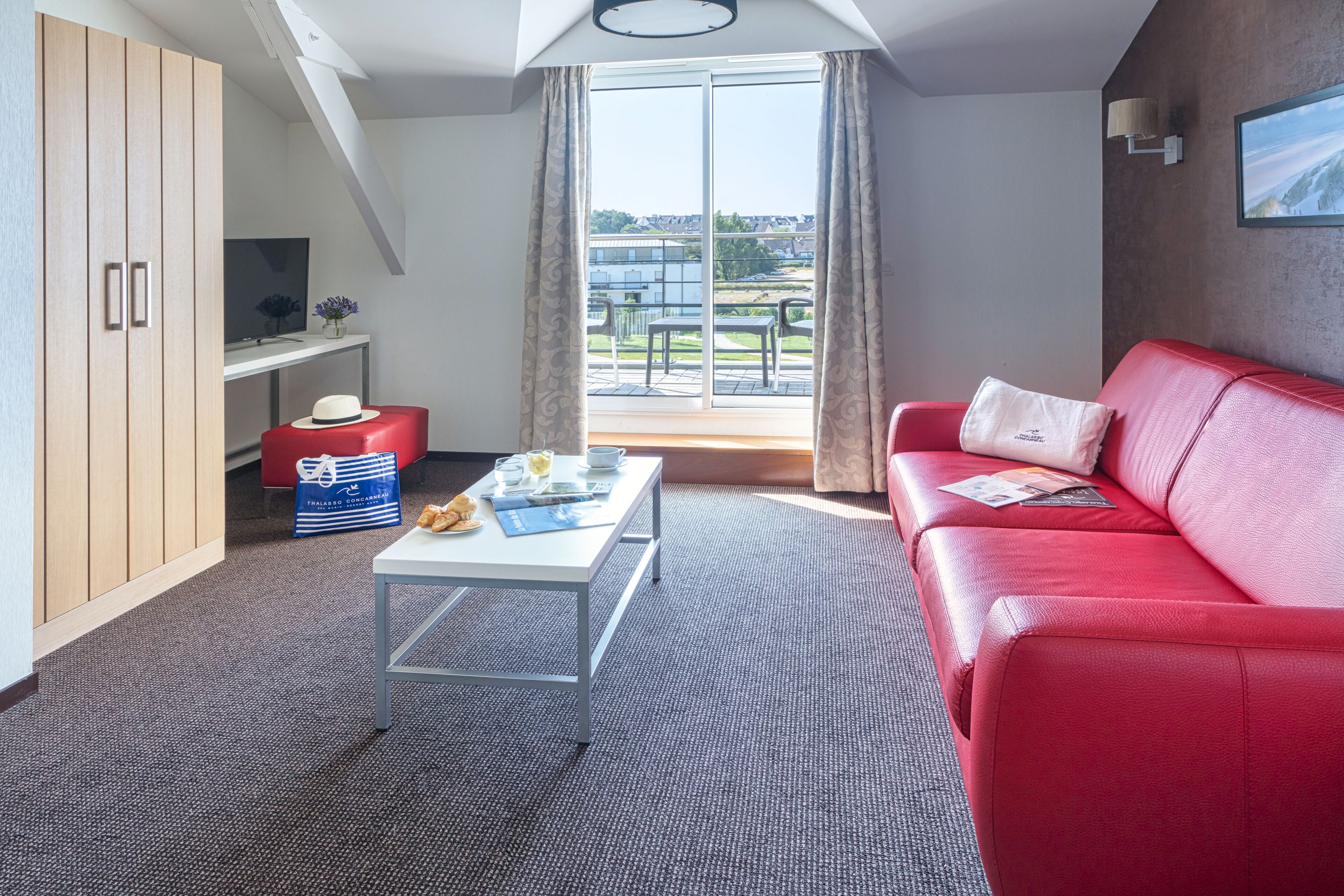 junior suite, sea view (or side sea view) | living area | flat-screen tv