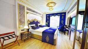 ميني بار وخزنة داخل الغرفة ومساحة عمل للكمبيوتر المحمول وستائر تعتيم