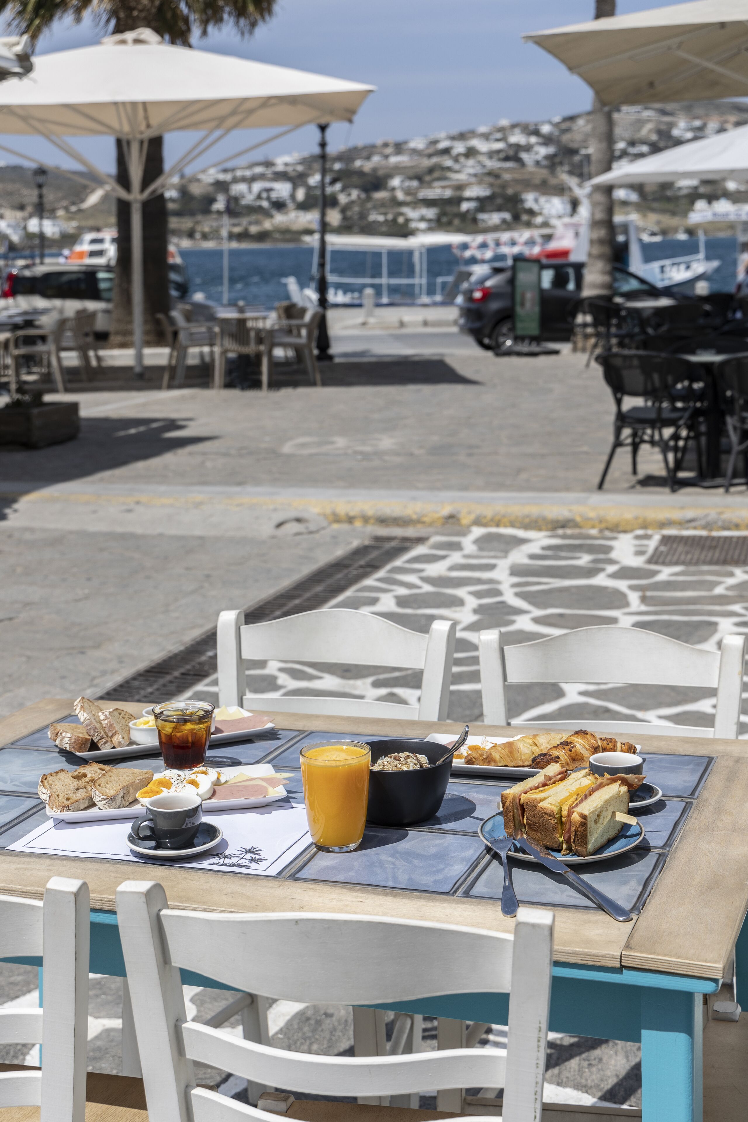 Daily continental breakfast (EUR 15 per person)