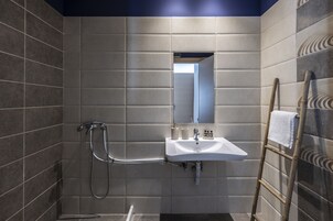 Superior Room with Disability Access | Banheiro | Chuveiro, produtos de toalete grátis, secador de cabelo
