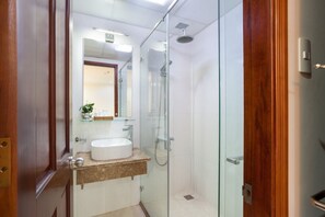 Phòng đôi Tiêu chuẩn, không cửa sổ | Phòng tắm | Buồng tắm vòi sen, vòi sen phun mưa, đồ dùng nhà tắm miễn phí 