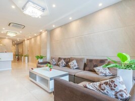 Un salon moderne avec un ensemble de canapés, une table basse et des coussins décoratifs.