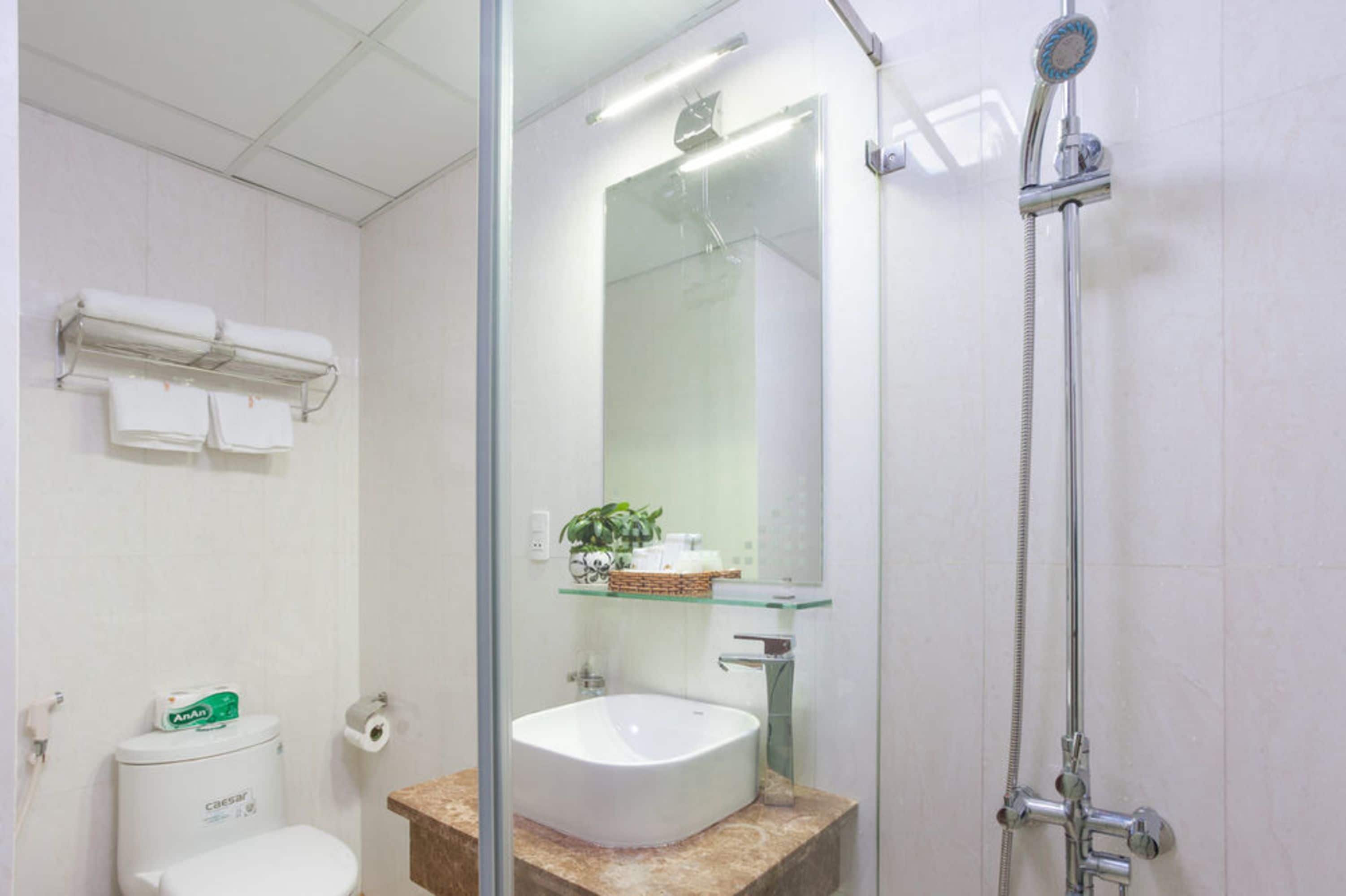 deluxe double room, city view | bathroom | shower, rainfall showerhead, free toiletries, hair dryer