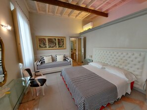 Triple Room | Premium bedding, minibar, in-room safe, desk - Residenza al Corso (Rome)