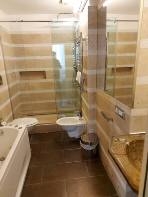 Quadruple Room | Bathroom | Free toiletries, hair dryer, towels - Residenza al Corso (Rome)