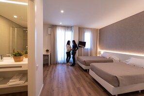 Standard Double Room | Desk, blackout drapes, free WiFi, bed sheets - Hotel Las Terrazas (Burgos)