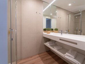 Ducha, artículos de tocador gratuitos, toallas