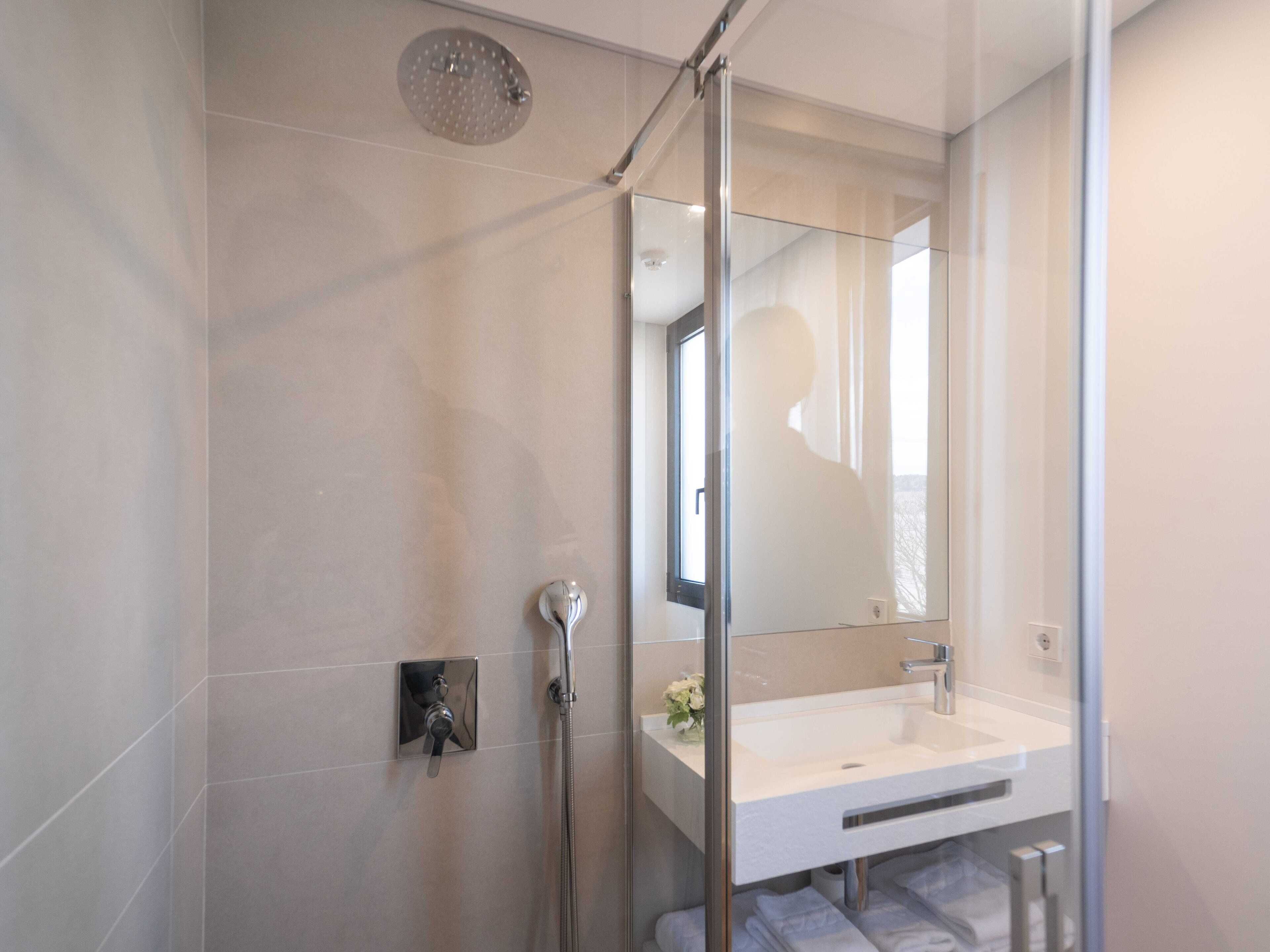 shower, free toiletries, towels