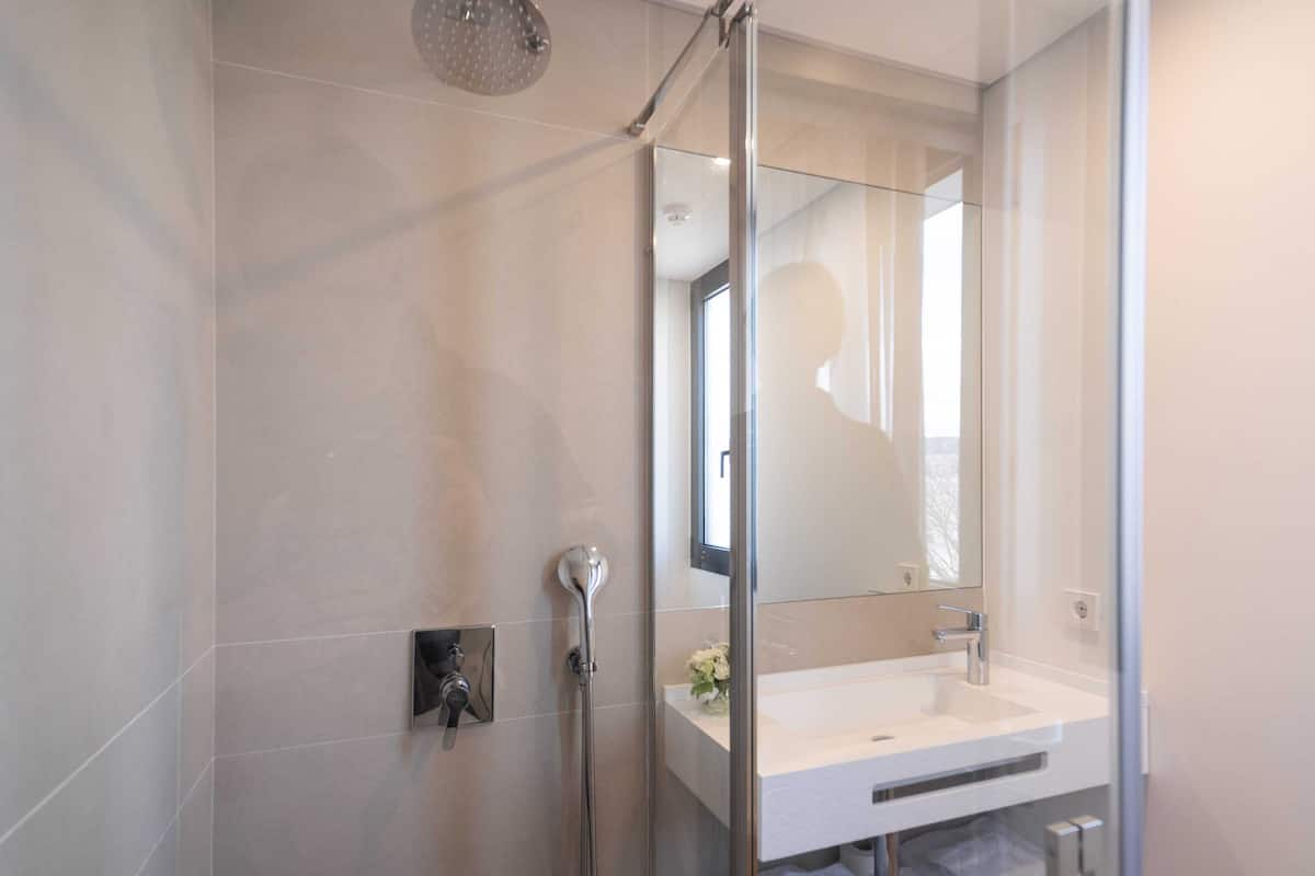 shower, free toiletries, towels