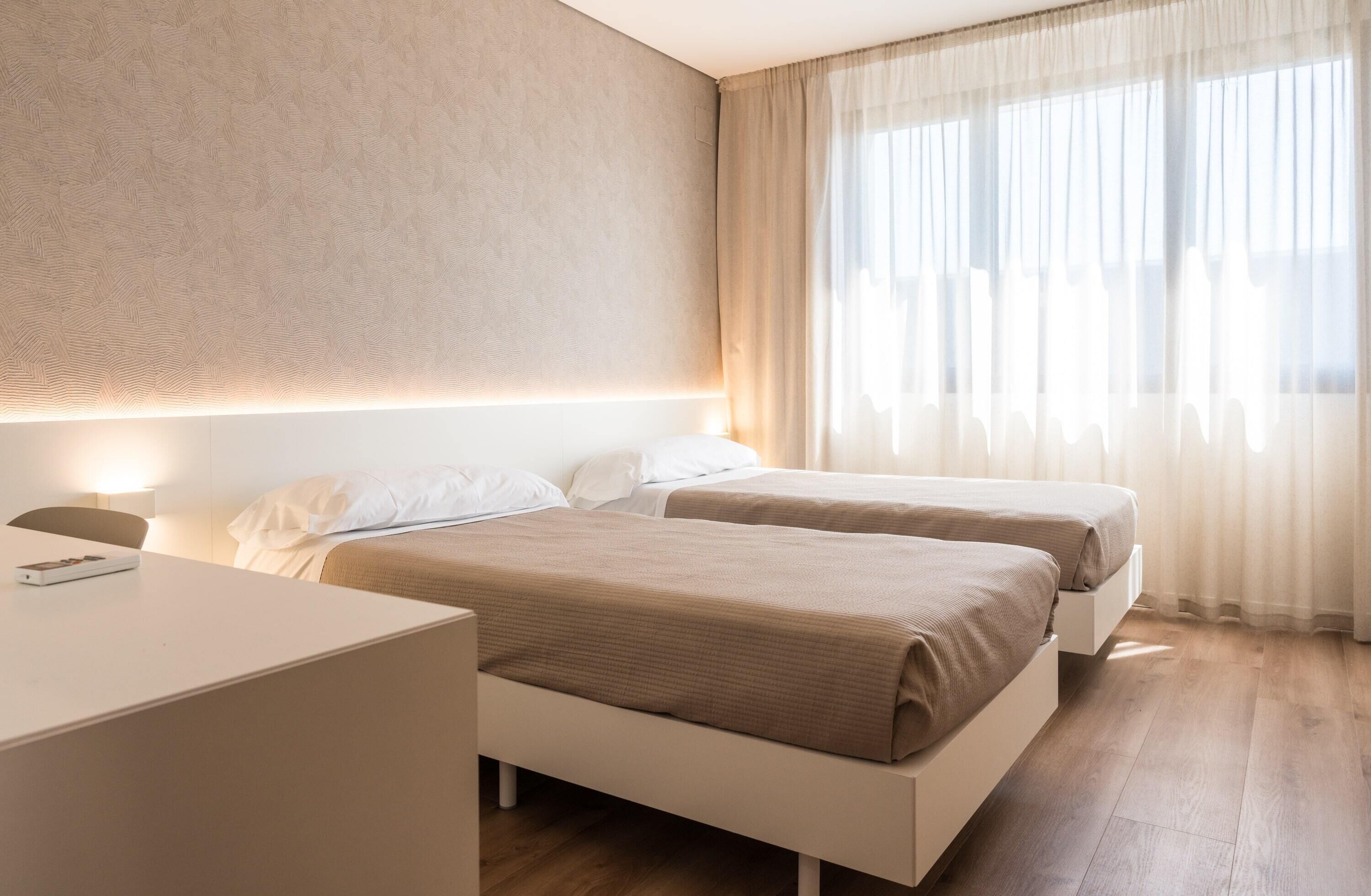 Standaard tweepersoonskamer | Een bureau, verduisterende gordijnen, gratis wifi, beddengoed