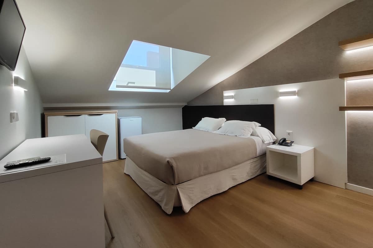 Attic Double Room | Desk, blackout drapes, free WiFi, bed sheets