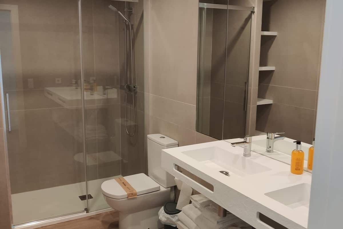 habitación quintuple | bathroom | shower, free toiletries, towels