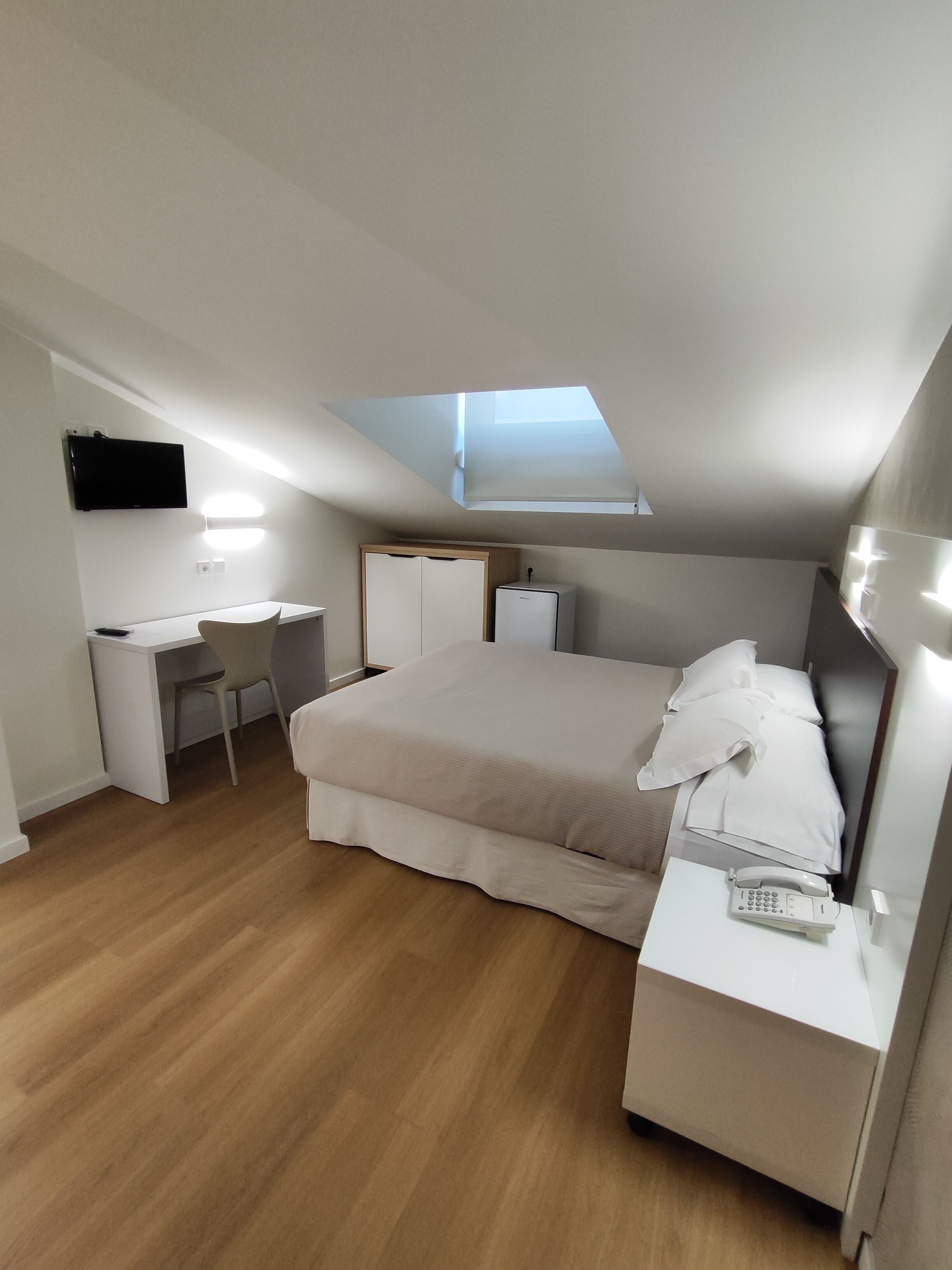 attic double room | desk, blackout curtains, free wifi, bed sheets