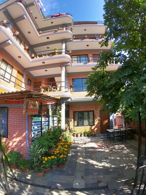 Front of property - Hotel Hakoniwa (Pokhara)