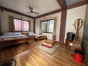 In-room safe, desk, iron/ironing board, free WiFi - Hotel Hakoniwa (Pokhara)