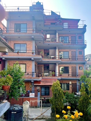 Front of property - Hotel Hakoniwa (Pokhara)