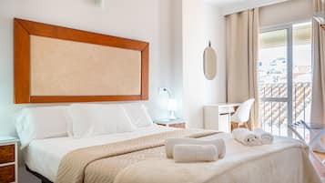 Tweepersoonskamer | Pillowtop-bedden, individueel gedecoreerd, een bureau, gratis wifi
