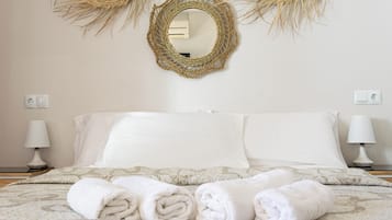 双人房 | 加厚床垫、特色装修、办公桌、免费 WiFi