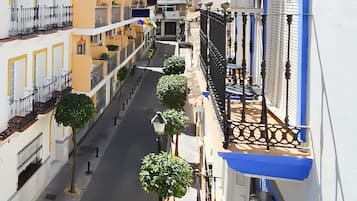 家庭房 | 加厚床垫、特色装修、办公桌、免费 WiFi