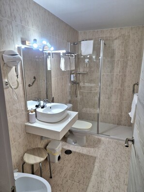 Bañera, artículos de tocador gratuitos, secador de pelo, toallas