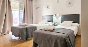 Pillow-top beds, individually decorated, desk, free WiFi - Hostal Cuevas (Fuengirola)
