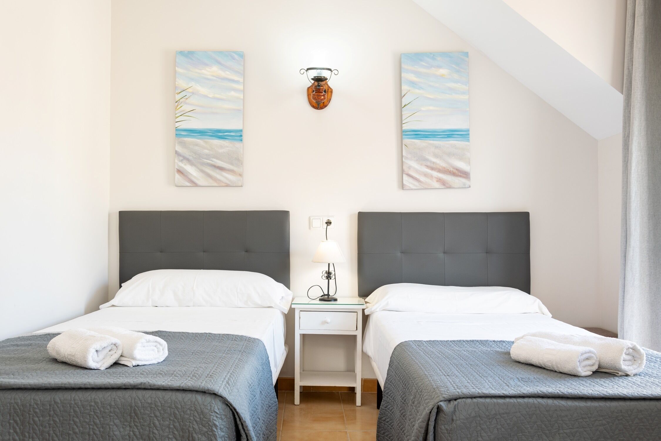 패밀리룸 | 필로우탑 침대, 각각 다른 스타일의 인테리어, 책상, 무료 WiFi