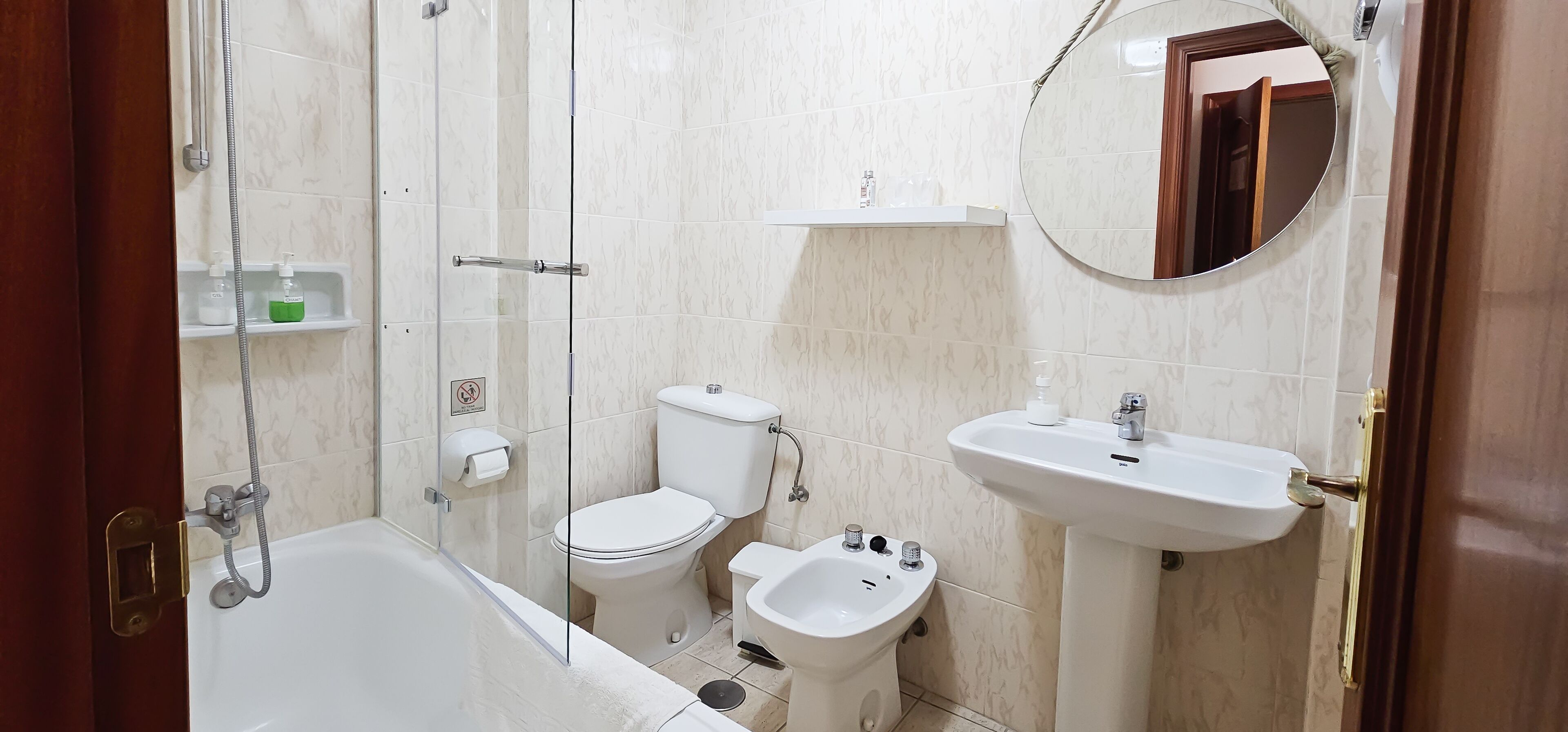 Ein Badezimmer mit Badewanne, Toilette, Bidet und Waschbecken.
