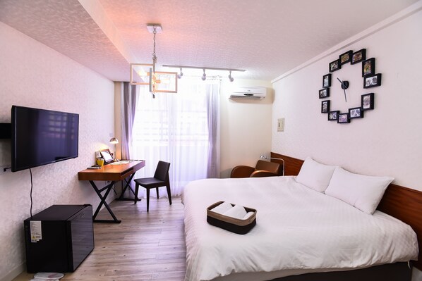 Double Room, Balcony | Desk, blackout curtains, free WiFi, bed sheets - Rainbow Island B&B (Tainan)