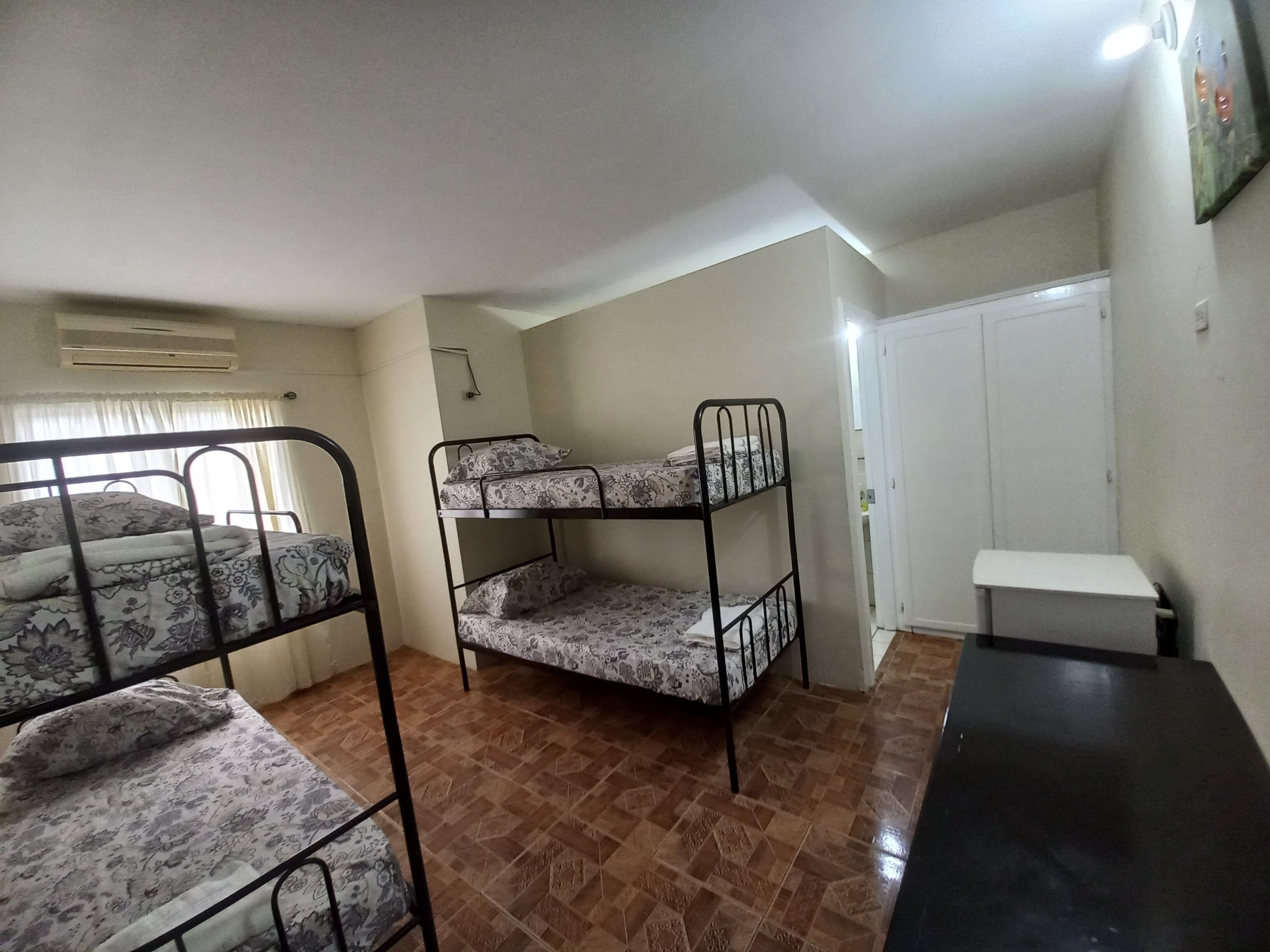 واي فاي مجانًا وملاءات أسرّة