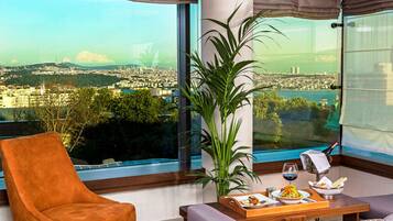 Habitación de lujo, en esquina | 1 dormitorio, ropa de cama de alta calidad, edredones de plumas