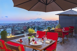 Serveert ontbijt, lunch, diner, internationale gerechten