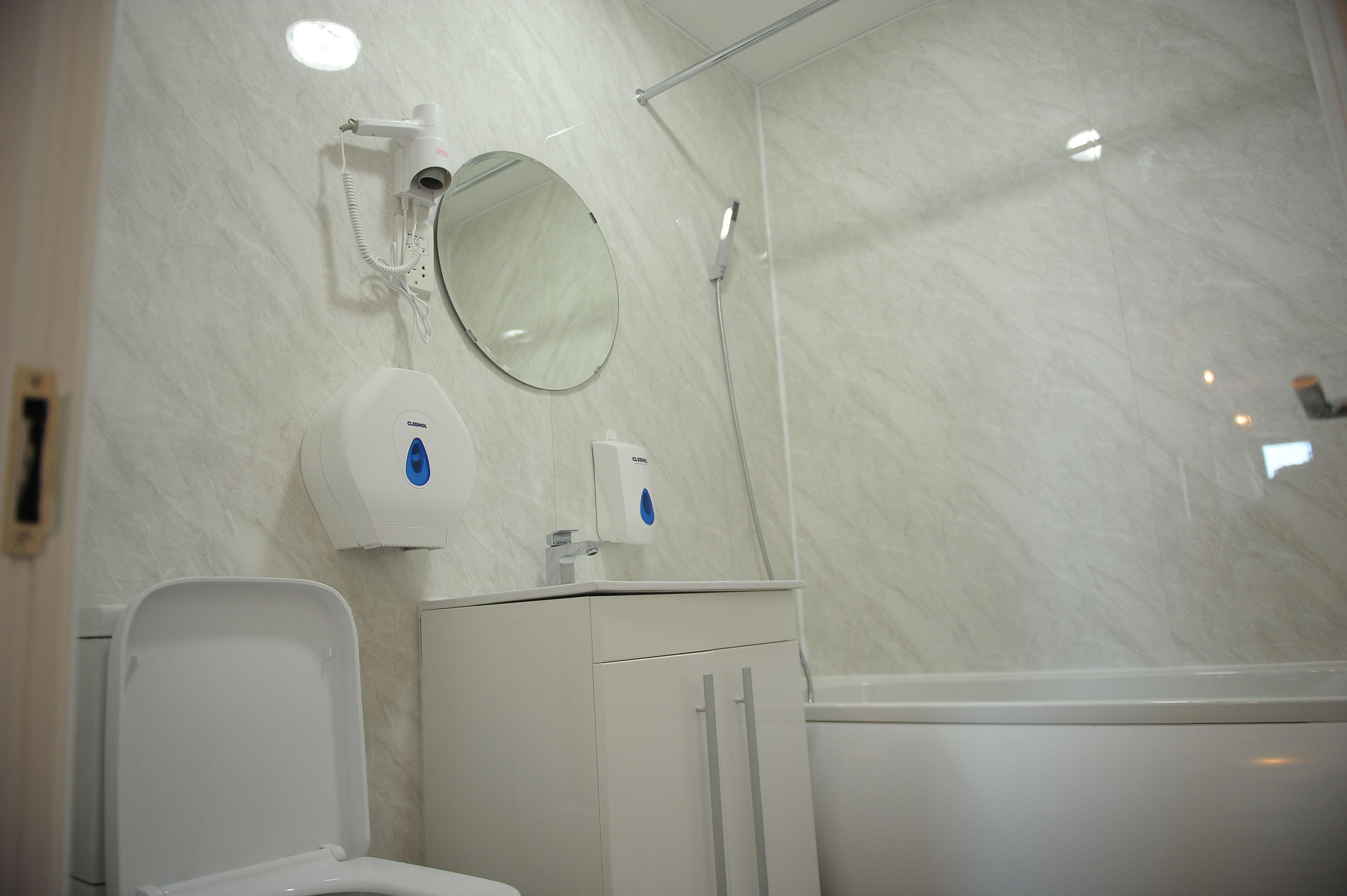 double room, shared bathroom | bathroom | combined shower/bathtub, free toiletries, towels