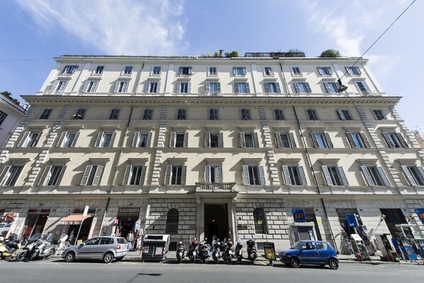 المنشأة من الخارج