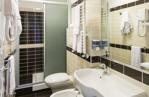 Shower, free toiletries, hair dryer, bidet - Colosseo In (Rome)