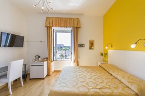 عناصر مجانية داخل الميني بار وخزنة داخل الغرفة ومكتب