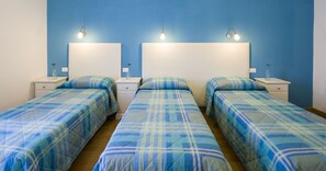 Frigobar (abastecido com itens grátis), cofres nos quartos, escrivaninha