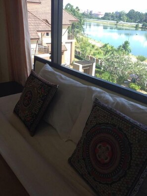 In-room safe, desk, free WiFi - Huaymuang Apartment (Ubon Ratchathani)