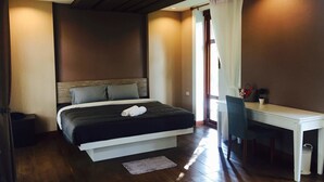 Une chambre à coucher avec un lit, un bureau et une chaise.