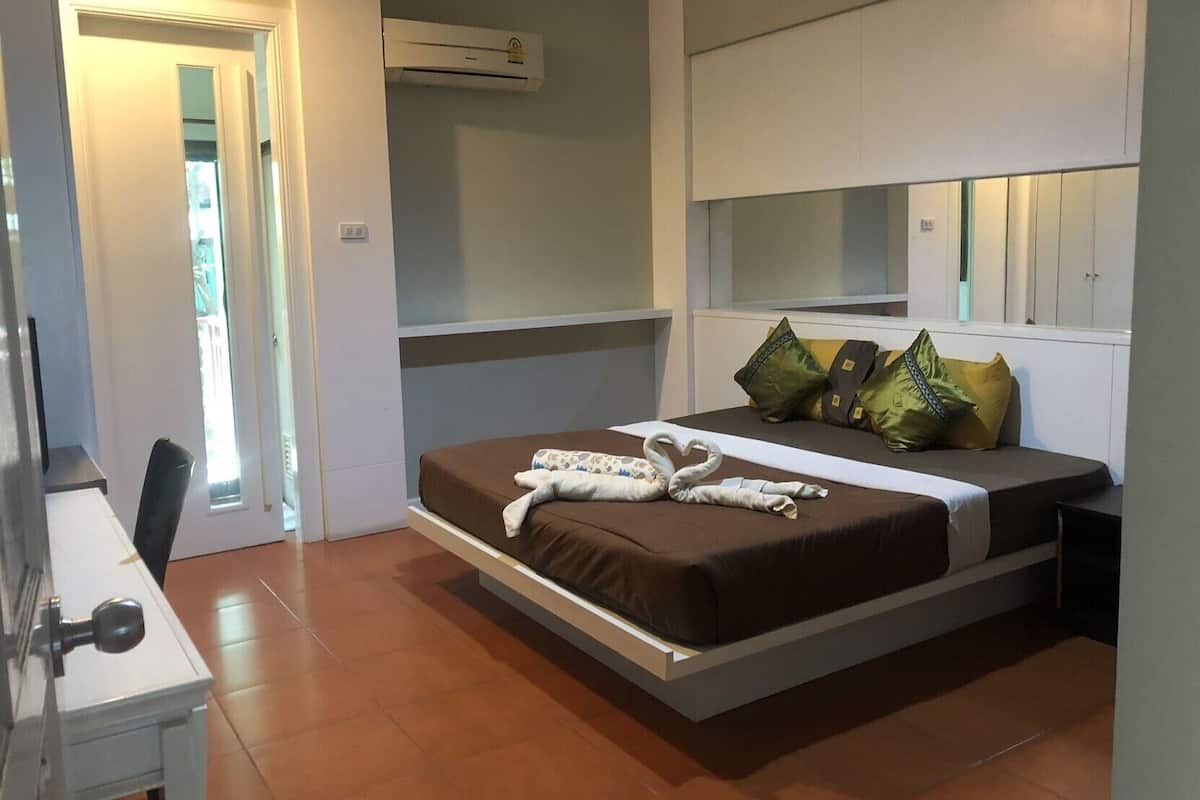 In-room safe, desk, WiFi (free)