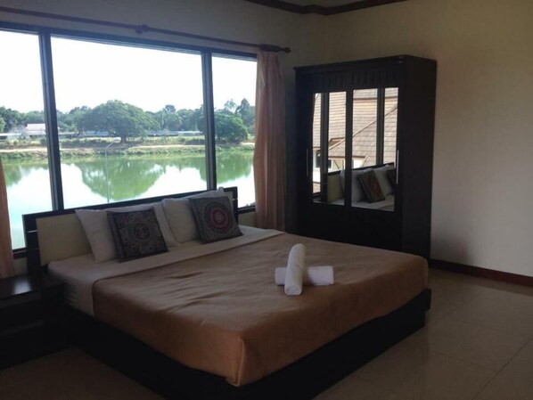 In-room safe, desk, free WiFi