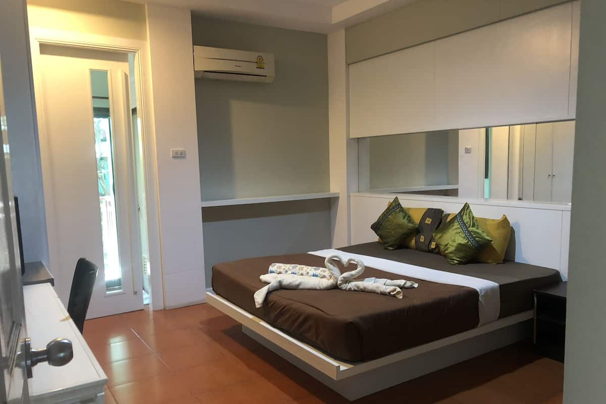 In-room safe, desk, WiFi (free)
