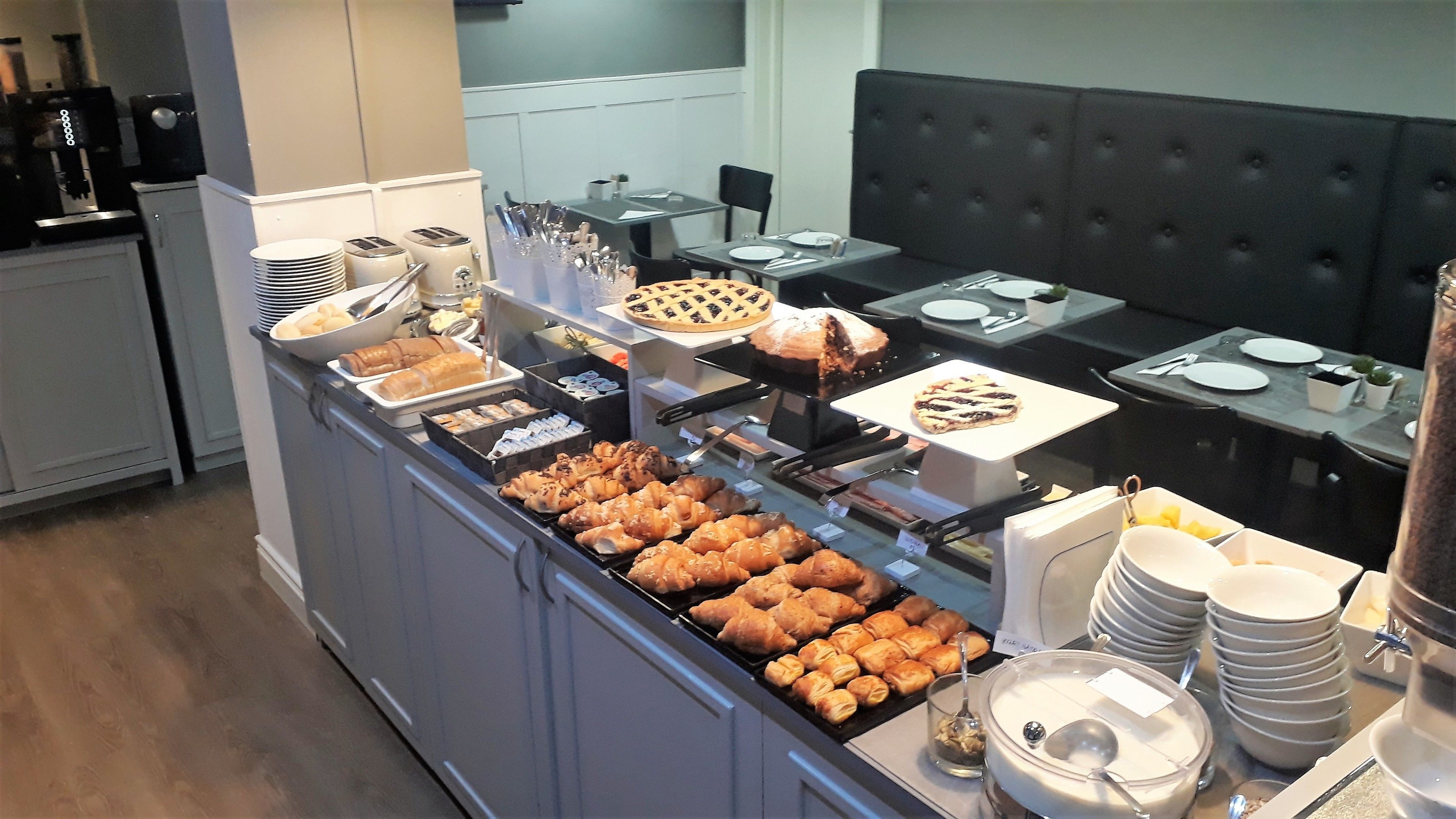 Tägliches inbegriffenes kontinentales Frühstück